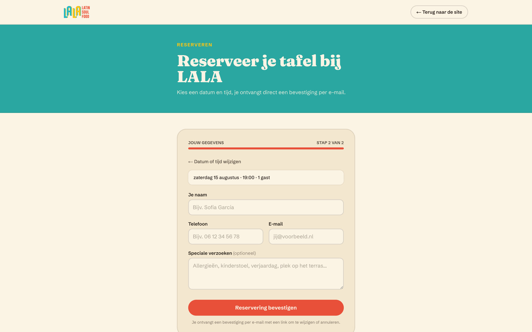 Stap twee van de reservering met velden voor naam, telefoon, e-mail en optionele verzoeken